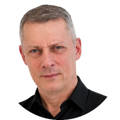 Michael Pfisterer, Porträtaufnahme vor hellem Grund.